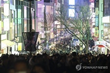 [현장] 일상 회복된 크리스마스이브 명동거리… 9만 인파 '북적북적'