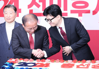 [포토] 윤재옥 원내대표와 악수하는 한동훈 비대위원장