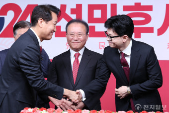 [포토] 오세훈 서울시장과 악수하는 한동훈 비대위원장