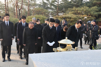 [포토] 김영삼 전 대통령 묘역 참배하는 한동훈 비대위원장