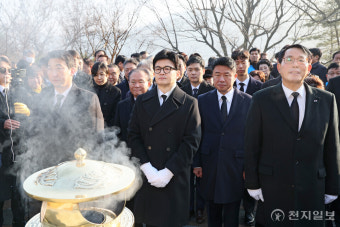 [포토] 한동훈 비대위원장, 김대중 전 대통령 묘역 참배