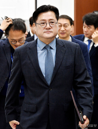 [포토] 원내대책회의 참석하는 홍익표 원내대표