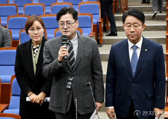 [포토] 이재명 피습 사건과 관련 브리핑하는 홍익표 원내대표