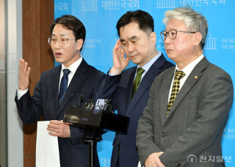 [포토] 질의 답하는 이원욱·조응천·김종민