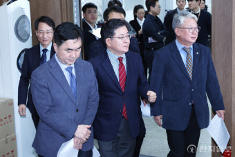 [포토] 신당 창당 기자회견 참석하는 조응천·김종민·이원욱