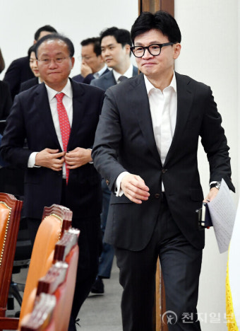 [포토] 비대위 들어서는 한동훈 비대위원장
