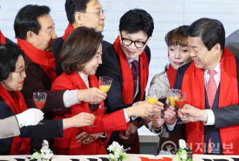 [포토] 건배하는 한동훈 비대위원장과 나경원 전 의원