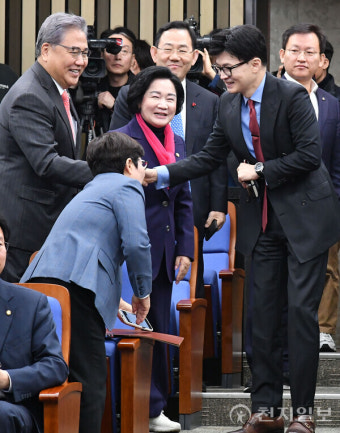 [포토] 동료 의원들과 인사하는 한동훈 위원장