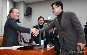 [포토] 홍익표 원내대표와 악수하는 윤재옥 운영위원장