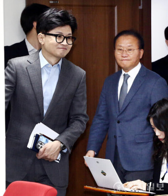 [포토] 비상대책위원회의 참석하는 한동훈
