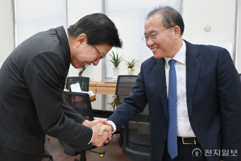 [포토] 윤재옥 원내대표와 악수하는 박형준 부산시장