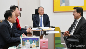 [포토] 윤재옥 원내대표와 대화하는 박형준 부산시장