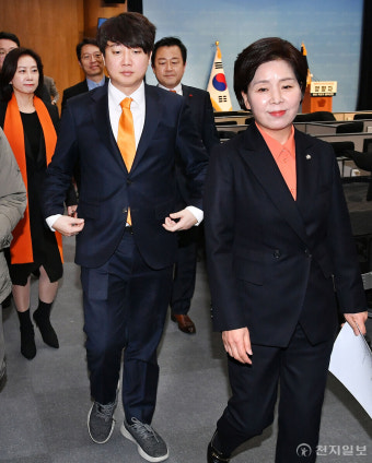 [포토] 이동하는 개혁신당 양향자 원내대표