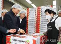 경남도지사, 진주 중앙시장과 딸기 수출단지 방문