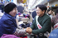 강기정 광주시장, 대인시장서 직접 장보며 설 물가 점검