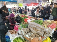 [포토 종합] 대전 설 명절 전통시장 풍경… 풍성한 재료에 잔잔한 미소