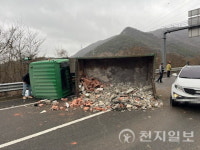여수 엑스포대로서 폐기물 차량 전도… 인명피해 없어