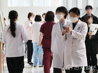 [포토] '전공의 이탈 일주일' 현장 남은 의료진