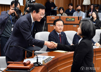 [포토] 선서문 전달하는 신숙희 대법관 후보자