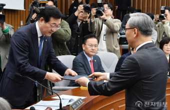 [포토] 선서문 전달하는 엄상필 대법관 후보자
