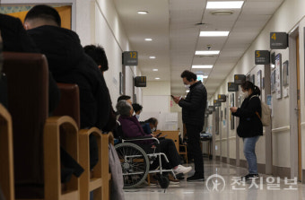 [포토] 전공의 집단행동 9일째… 진료 대기하는 환자들