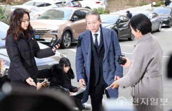 [포토] 경찰 출석하는 주수호 의협 언론홍보위원장