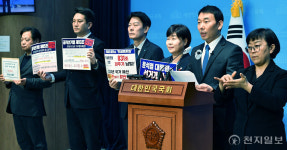 [포토] 더불어민주당, 윤석열 대통령 공직선거법 위반 추가 고발