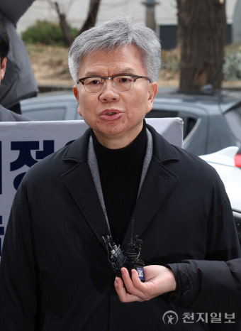[포토] 경찰 출석하는 김택우 의협 비대위원장