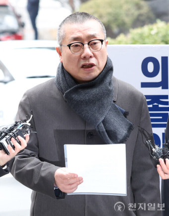 [포토] 경찰 출석하는 박명하 의협 비대위 조직위원장