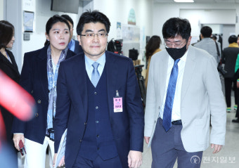 [포토] 기자회견장 들어서는 방재승 비대위원장