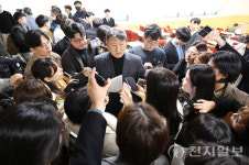 [포토] 취재진 질문 받는 김창수 전국의과대학교수협의회장