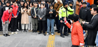 [포토] 출근길 거리 인사하는 한동훈 비상대책위원장