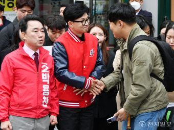 [포토] 시민과 인사하는 한동훈 비상대책위원장