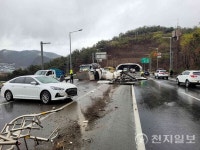 김해2터널 인근서 차량 5중 추돌 사고… 2명 경상
