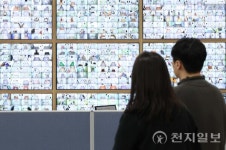 [포토] 시범 운영 중인 우편투표함 보관장소 CCTV 점검
