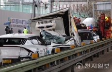 [포토] 성북구 13중 추돌사고 운전석까지 파손된 사고 차량