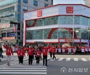 [포토] 김성원 후보 지지자로 가득한 지행역… 빨간 물결