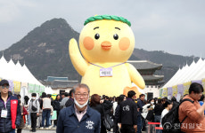 [현장] 부활절 기념 행사에 둘로 갈라진 광화문광장
