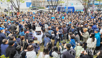 [포토] 부산 문화공원에 모인 조국혁신당 지지자들
