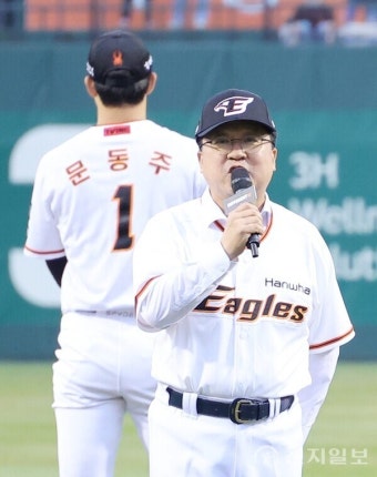 이장우 대전시장, 한화 홈경기 시구에 해설까지