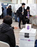 [포토] 신촌동주민센터 사전투표 첫날