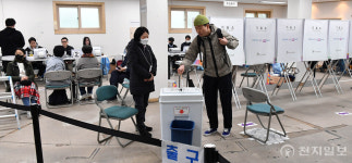 [포토] 사전투표 첫날 신촌동주민센터 사전투표소