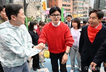 [포토] 진종오 공동선대본부장과 인사하는 한동훈 비대위원장