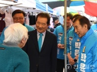 [포토] 포천 신읍오일장 찾은 정세균 전 총리