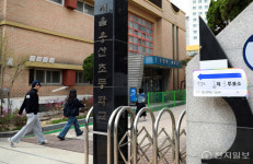 [포토] 용산초교 찾은 유권자들