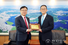 재일교포 송옥식씨, 창원시로부터 감사패 받아