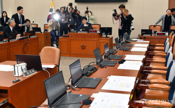 [포토] 민주당, 가맹사업법‧민주유공자법 본회의 직회부 단독 처리