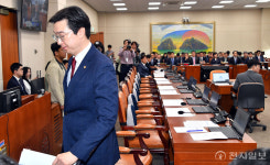 [포토] 강민국 여당간사, 정무위 전체회의 퇴장
