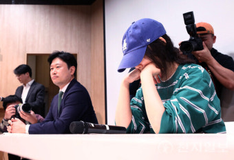 [포토] 민희진 어도어 대표 '카메라 셔터 소리 부담돼'