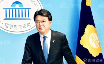 [포토] 이동하는 황운하 신임 원내대표